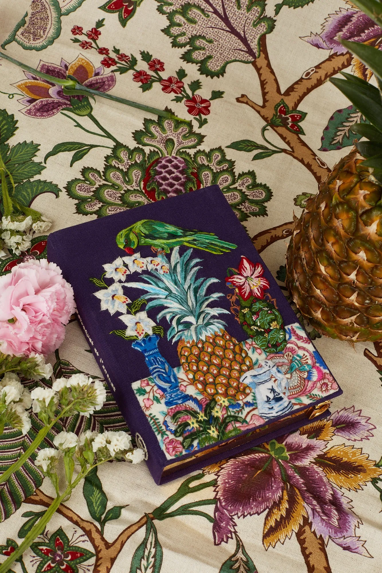 Le Perroquet et l'Ananas (Strapped)