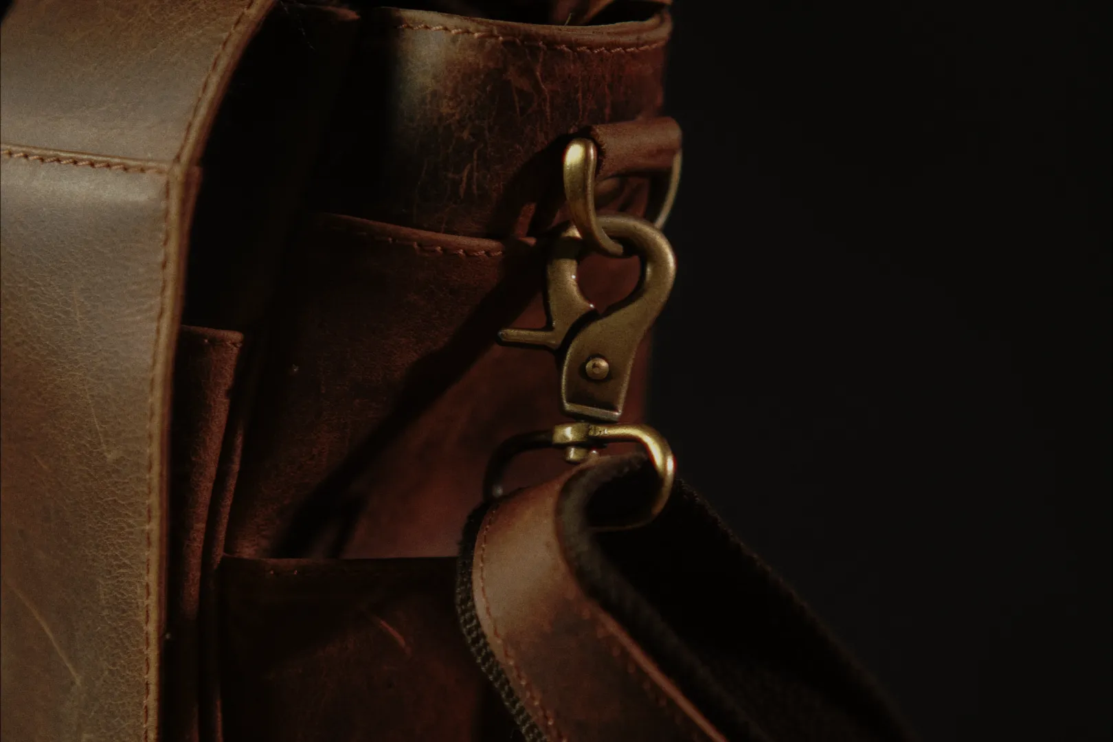 Vintage Gentlemen The “Lewis” Buffalo Leather Messenger Bag